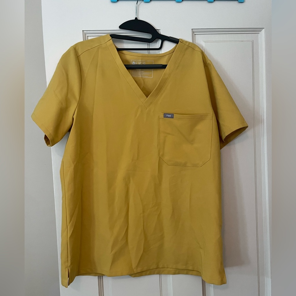 Light Gold Figs scrub top and bottom.